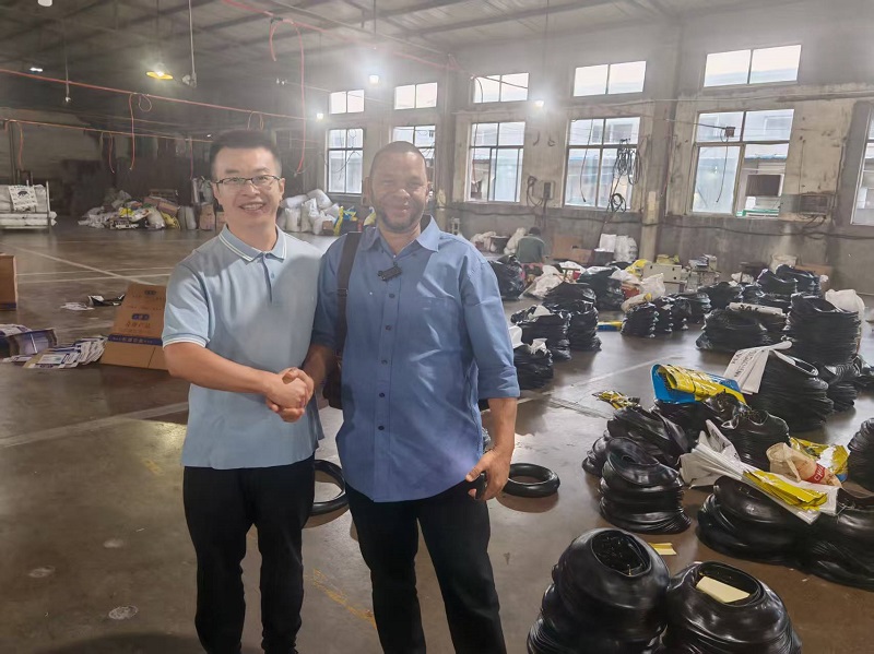 Klanten uit Sierra Leone prezen onze productiecapaciteit en productkwaliteit tijdens het fabrieksbezoek zeer